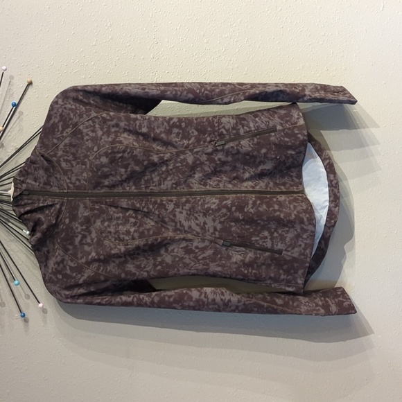 Lululemon Mist Over Windbreaker Summer Shade Medium Olive Dark Olive size 4 - Picture 2 of 15